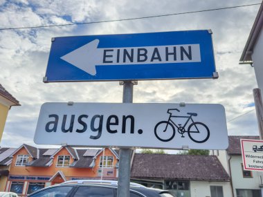 Althofen, Avusturya - 17 Eylül 2025: Tek yönlü trafik ve bisiklet erişimini gösteren tabela, kentsel hareketlilik ve güvenliği vurguluyor