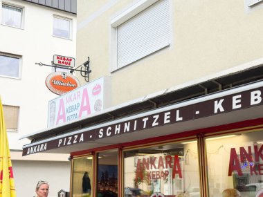 Althofen, Avusturya - 17 Eylül 2025: Renkli tabelalı, davetkar ambiyanslı ve kentsel çevresi olan Ankara Kebab Pizza restoranının dış görünümü