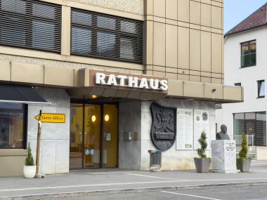 Althofen, Avusturya - 17 Eylül 2025: Rathaus binasının modern tasarımı, tabela ve dekoratif unsurların şehir ortamında yer alması
