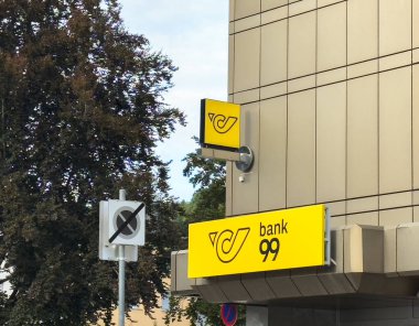 Althofen, Avusturya - 17 Eylül 2025: Bina 99 ön cephesinde yeşil renkli ve şehir ortamında yeşil logoyu vurgulayan bir işaret yer almaktadır