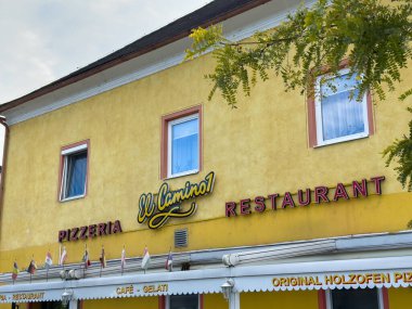 Althofen, Avusturya - 17 Eylül 2025: El Camino Pizzeria açık sarı bir cephe sergiliyor.