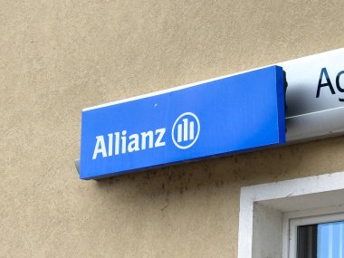 Althofen, Avusturya - 17 Eylül 2025: Allianz marka tabelası binanın dış tarafında, şirket kimliği ve kentsel ayarları vurguluyor