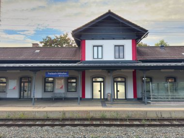 Althofen, Avusturya - 17 Eylül 2025: Treibach-Ahlenofen istasyonu, toplu taşıma alanlarının tasarımını vurgulayan canlı renklere sahip modern mimariye sahiptir.