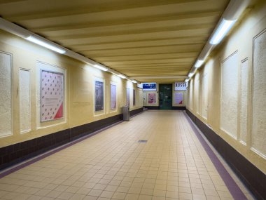 Althofen, Avusturya - 17 Eylül 2025: Boş koridor sarı duvarlar ve döşeme döşemeleri, parlak ışıklarla aydınlatılmış, kentsel tasarım ve mimariyi ön plana çıkaran