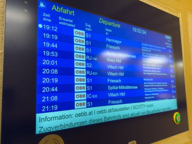 Althofen, Avusturya - 17 Eylül 2025: Tren kalkış kurulu Avusturya tren istasyonunda tahmini varış saatleri ve varış noktalarıyla OEBB takvimlerini gösteriyor