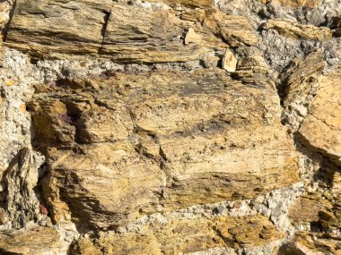 Yıpranmış taş duvarın pürüzlü dokusu yakın plan..