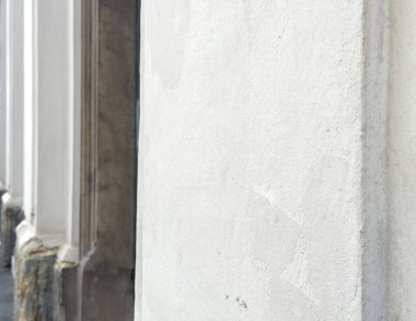 Kentsel çevrede mimari detaylara sahip desenli beyaz duvar.