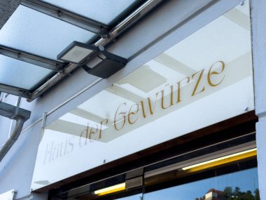 Graz, Avusturya - 11 Ekim 2025: Dükkan vitrininde Haus der Gewurze tabelası, baharat dükkanının müşteriler için cazip atmosferini ve zarif markalarını ön plana çıkarıyor