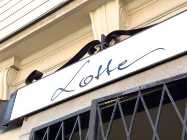 Graz, Avusturya - 11 Ekim 2025: Lotte tabelası kapalı bir dükkanın üzerinde, kentsel çevredeki stil ve mimari unsurları vurguluyor