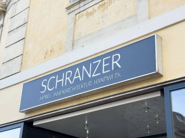Graz, Avusturya - 11 Ekim 2025: Schranzer 'ler şehir ortamında gösterişli bir cephe ile modern iç tasarım ve işçiliği ön plana çıkardılar