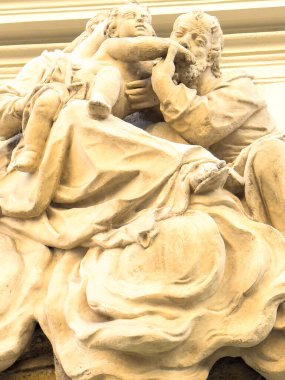 Graz, Avusturya - 11 Ekim 2025: Mermer sanat eserlerinde bir anne çocuğunu kucaklarken, bir baba, işçiliği ve duygusal bağlantıyı ön plana çıkarıyor