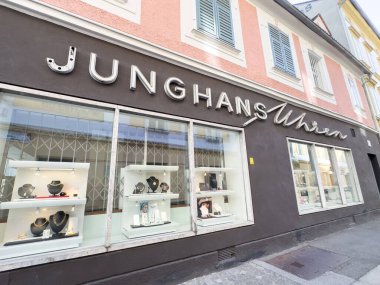 Graz, Avusturya - 11 Ekim 2025: Junghans Uhren mağazasının önü zarif vitrinlerde zarif mücevherler sergileyerek lüks müşteriler için hoş bir ortam yarattı