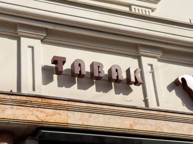 Graz, Avusturya - 11 Ekim 2025: TABAK tabelası kentsel bir ortamda retro tipografi ve mimari özellikleri vurguluyor, antika bir binada belirgin bir şekilde sergilendi