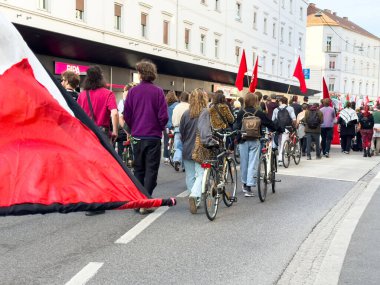 Graz, Avusturya - 11 Ekim 2025: Bisikletli çeşitli aktivistler barışçıl protestoya katılıyor, birlik ve çevre sorunlarına bağlılıklarını gösteriyor
