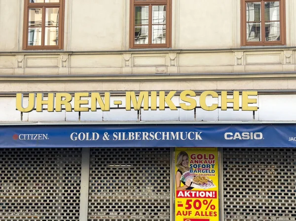 Graz, Avusturya - 11 Ekim 2025: Uhren-Miksche mağazasının önünde, renkli tanıtım teklifleriyle altın ve gümüş mücevherleri ön plana çıkaran Vatandaş ve Casio markaları sergileniyor
