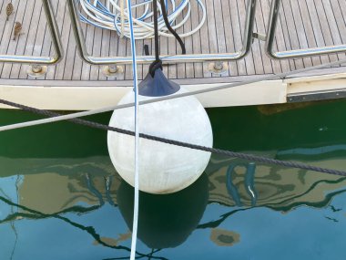 Yattan sarkan beyaz şamandıra ve halat yansımaları..