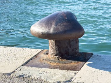 Limanda, deniz kenarındaki paslı metal kazık..