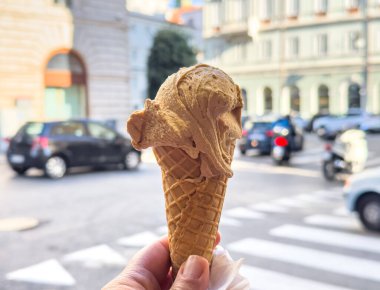 Güneşli bir günde sokak geçmişi olan bir dondurma külahı..