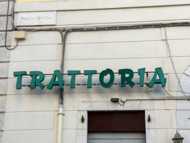 Trieste, İtalya - 14 Ekim 2025: Roma 'daki Piazza Venezia yakınlarındaki İtalyan mutfağını temsil eden kırsal bir duvarda belirgin şekilde yeşil kafe tabelası sergilendi