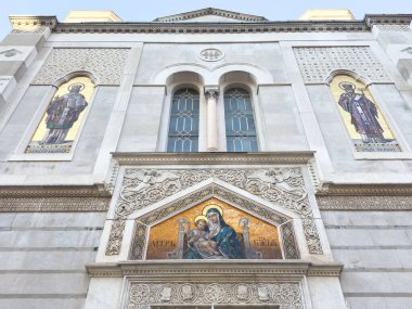 Trieste, İtalya - 14 Ekim 2025: Detaylı mozaikler ve dini figürlerle bir kilise cephesinin mimari güzelliği, sanatçılık ve kültürel önemi vurgulanıyor