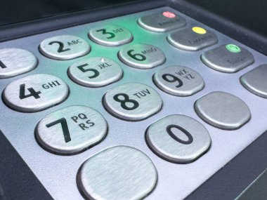Metalik düğmeli ATM tuş takımının yakın plan görüntüsü.