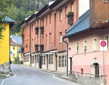 Tarvisio, İtalya - 19 Ağustos 2025: Renkli binalar, geleneksel mimari ve güzel dağ zemininin yer aldığı Alp köyünün manzaralı caddesi