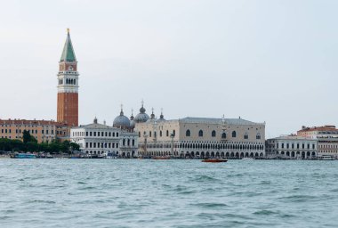 Venedik, İtalya - 23 Haziran 2025: St. Mark 's Campanile ve Büyük Kanal boyunca Doge Sarayı' nın yer aldığı Venedik 'in çarpıcı manzarası, bu tarihi şehrin özünü yansıtıyor.