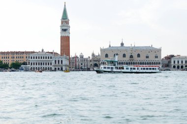 Venedik, İtalya - 23 Haziran 2025: Venedik manzarasında Campanile kulesi ve tarihi mimari sergilenmektedir.