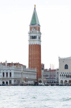 Venedik, İtalya - 23 Haziran 2025: Campanile di San Marco kulesi Venedik, İtalya 'da yüksekte duruyor.