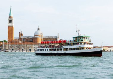 Venedik, İtalya - 23 Haziran 2025: Alessio feribot Venedik 'teki Büyük Kanal' da turistleri taşıyor, çevresi tarihi mimari ve canlı atmosferle çevrili.