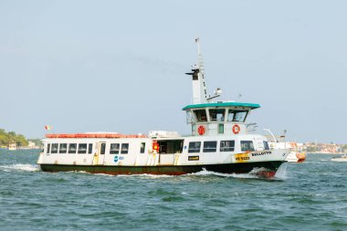 Venedik, İtalya - 23 Haziran 2025: Belgotto feribot Venedik lagününden geçiyor, Venedik 'in eşsiz su taşımacılığını vurguluyor.