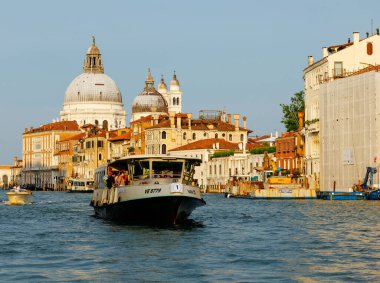 Venedik, İtalya - 23 Haziran 2025: Venedik kanallarında süzülen tekne, tarihi binalar ve canlı atmosferle çevrili, bu ikonik şehrin özünü yakalıyor.
