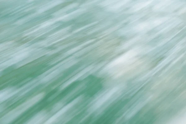 Yeşil ve beyaz tonlarda soyut hareket bulanıklığı.