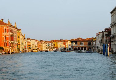 Venedik, İtalya - 23 Haziran 2025: Venedik, İtalya 'daki güzel binalar denize yansıyarak tarihi bir cazibe manzarası yaratıyor.