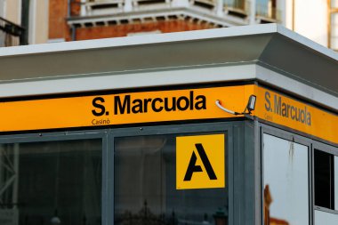 Venedik, İtalya - 23 Haziran 2025: S. Marcuola Kumarhanesi tabelasında şehir mimarisi ve toplu taşıma markalarını vurgulayan koyu sarı ve siyah renkler yer alıyor.