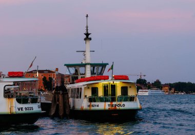 Venedik, İtalya - 23 Haziran 2025: Tiepolo adlı feribot Venedik 'teki rıhtıma yanaştı.
