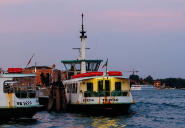 Venedik, İtalya - 23 Haziran 2025: Tiepolo adlı feribot Venedik 'teki rıhtıma yanaştı.
