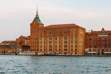 Venedik, İtalya - 23 Haziran 2025: Venedik, İtalya 'daki liman binaları, çarpıcı mimari ve renkli cepheleri ön plana çıkarıyor, kentin tarihi özü ve güzelliğini somutlaştırıyor