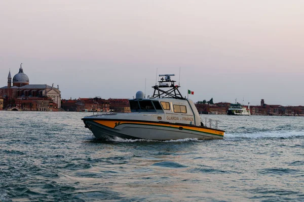 Venedik, İtalya - 23 Haziran 2025: Guardia di Finanza 'dan gelen İtalyan devriye botu Venedik sularında dolaşarak şehrin eşsiz mimarisini ve sakin atmosferini vurguluyor.