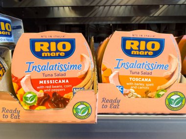 Villach, Avusturya - 23 Ekim 2025: RIO Mare Insalatime ton balığı salatası paketleri, kolay yemek çözümleri için Messicana ve Toscana aromalı bir markette sergilenmektedir.