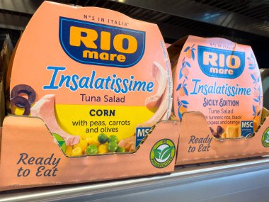Villach, Avusturya - 23 Ekim 2025: RIO mare Insalatime ton balığı salatası paketleri markette sergileniyor, mısır, bezelye ve havuç gibi taze malzemeler vurgulanıyor