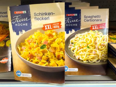 Villach, Avusturya - 23 Ekim 2025: SPAR Feine Kuche ambalajı Schinkenfleckerl ve Spaghetti Carbonara 'yı sergiliyor.