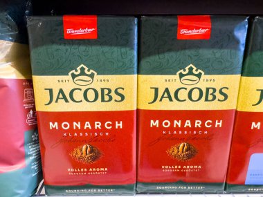 Villach, Avusturya - 23 Ekim 2025: Jacobs Monarch kahve poşetleri bir süpermarket rafında belirgin bir şekilde sergileniyor, zengin renkleri ve çekici tasarımı vurgulanıyor