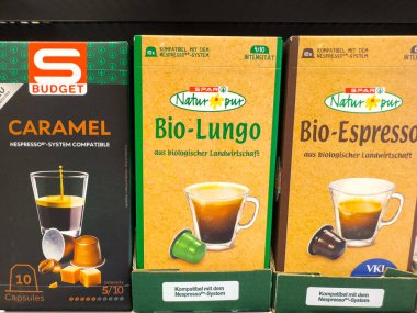 Villach, Avusturya - 23 Ekim 2025: Kahve kutuları Nespresso sistem uyumluluğu için tasarlanmış karamel, biyo-lungo ve biyo-espresso aromalarını gösteriyor