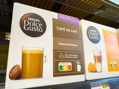 Villach, Avusturya - 23 Ekim 2025: Nescafe Dolce Gusto kahve kutuları, Cafe au Lait ve Latte Macchiato aromalı bir perakende satış ortamında sergileniyor