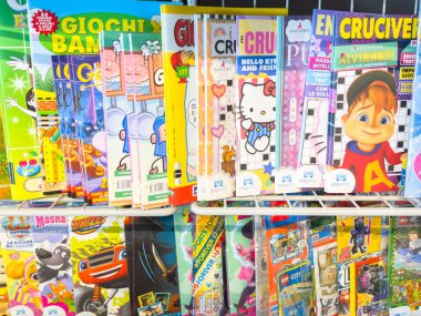 Tarvisio, İtalya - 17 Ekim 2025: Canlı çocuk dergilerinin sergilenmesi, sevilen karakterler ve kapakların yer alması, genç okurlar için okuma ve yaratıcılığın teşvik edilmesi