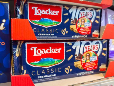 Tarvisio, İtalya - 17 Ekim 2025: Loacker Classic Cremkakao gofret kurabiyeleri bir süpermarket rafında sergileniyor, yüzüncü yıldönümlerini ve zengin mirasını ön plana çıkarıyor