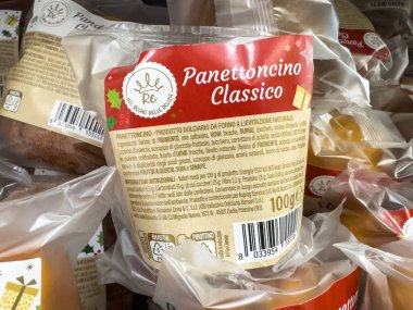 Tarvisio, İtalya - 17 Ekim 2025: Panettone Classico ambalajı geleneksel İtalyan tatlı ekmeğini tatil toplantıları için mükemmel bir şekilde vurgulayan şenlikli bir tasarıma sahiptir.