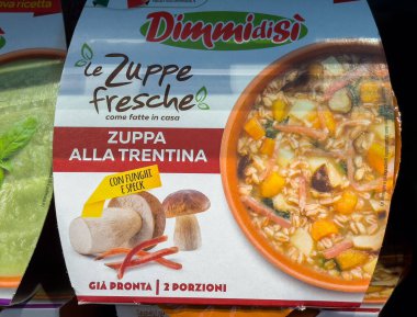 Tarvisio, İtalya - 17 Ekim 2025: Dimmidisi Zuppa alla Trentina ambalajında taze malzemeler ve canlı renkler sergileniyor, hızlı ve lezzetli İtalyan yemekleri için mükemmel