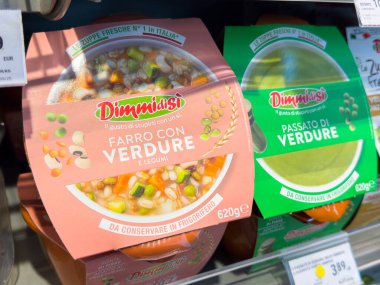 Tarvisio, İtalya - 17 Ekim 2025: DimmiDisi sebzeli farro içeren çorba paketi, bir bakkalda sergileniyor, tazelik ve besin değeri vurgulanıyor